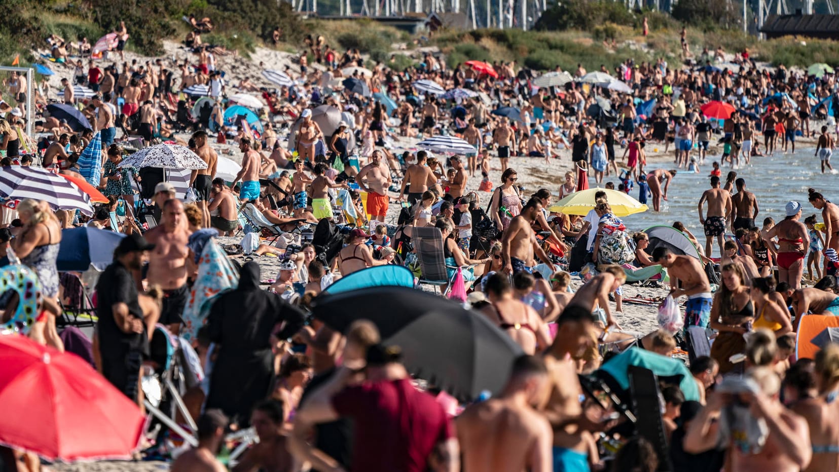 Strandgetümmel in Lomma am Öresund (Bild aus dem August): Schweden fährt einen anderen Kurs in der Pandemie, der auf die Eigenverantwortung der Bürger setzt.