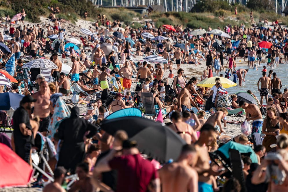 Strandgetümmel in Lomma am Öresund (Bild aus dem August): Schweden fährt einen anderen Kurs in der Pandemie, der auf die Eigenverantwortung der Bürger setzt.