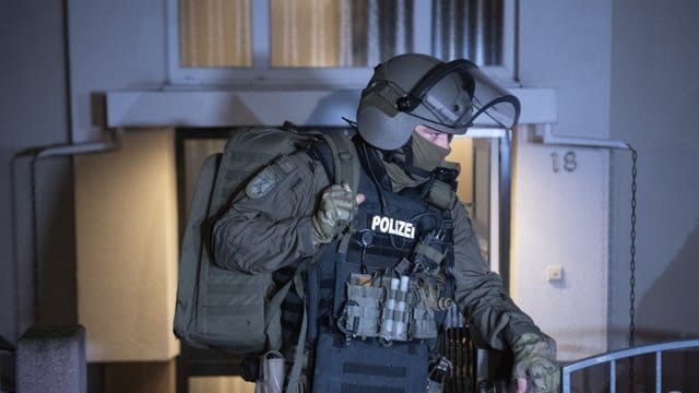 In Frankfurt haben SEK-Beamte eine Wohnung durchsucht.