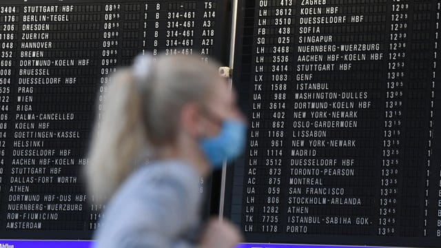 Nach Angaben des Auswärtigen Amtes besteht weiterhin eine coronabedingte Reisewarnung für fast alle Länder. Nach Angaben des Auswärtigen Amtes besteht weiterhin eine coronabedingte Reisewarnung für fast alle Länder.