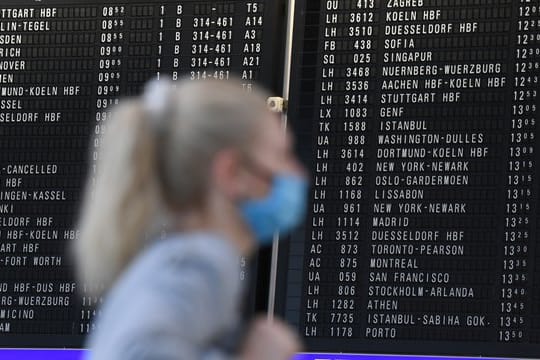 Nach Angaben des Auswärtigen Amtes besteht weiterhin eine coronabedingte Reisewarnung für fast alle Länder. Nach Angaben des Auswärtigen Amtes besteht weiterhin eine coronabedingte Reisewarnung für fast alle Länder.