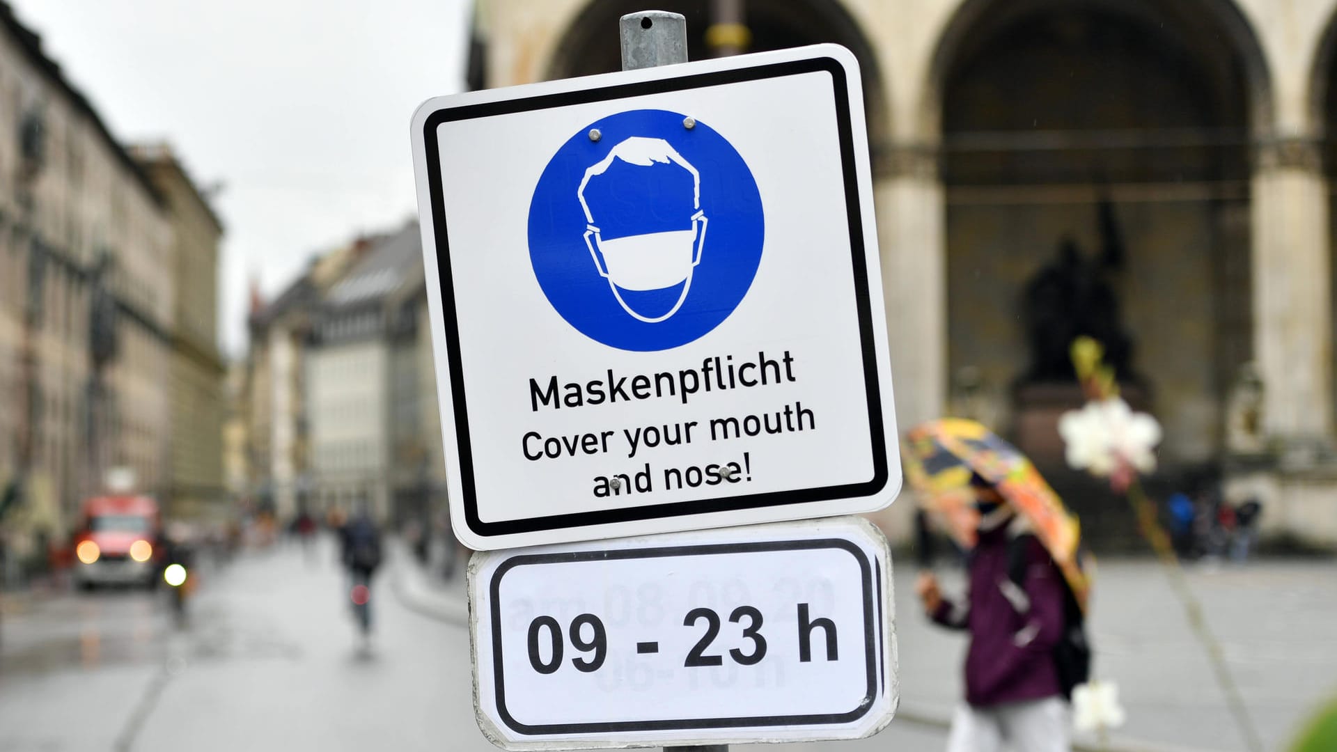 Ein Schild weist auf die Maskenpflicht am Odeonsplatz in München hin: Die Maskenpflicht wird aufgrund des stabilen Infektionsgeschehens vorerst wieder aufgehoben.