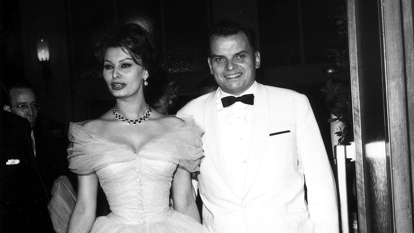 Schauspielerin Sophia Loren in Begleitung von Alfred Bauer: Das Foto entstand 1959 auf dem Internationalen Filmball im Palais am Funkturm anlässlich der Berliner Filmfestspiele.