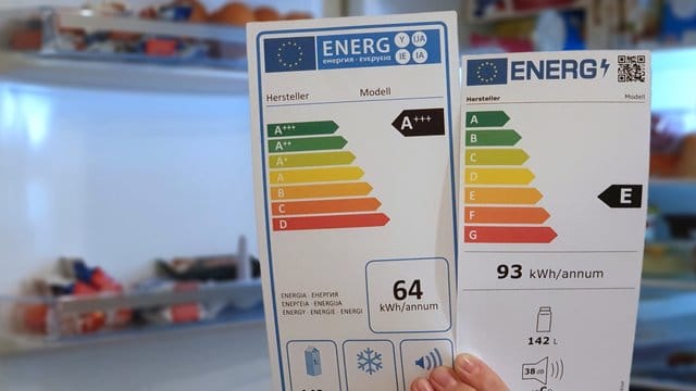 Alte und neue Effizienzlabel: Was ist denn nun richtig? Bei vielen Elektrogeräten liegen im Moment zwei Energie-Effizienzlabel im Karton.