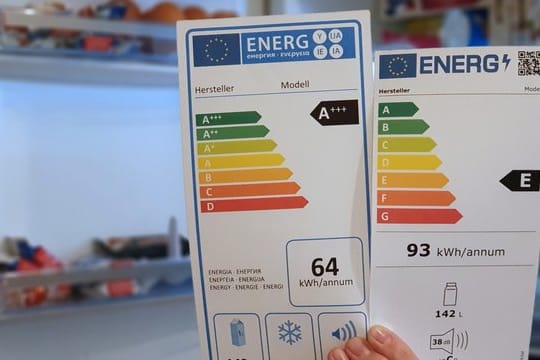 Alte und neue Effizienzlabel: Was ist denn nun richtig? Bei vielen Elektrogeräten liegen im Moment zwei Energie-Effizienzlabel im Karton.