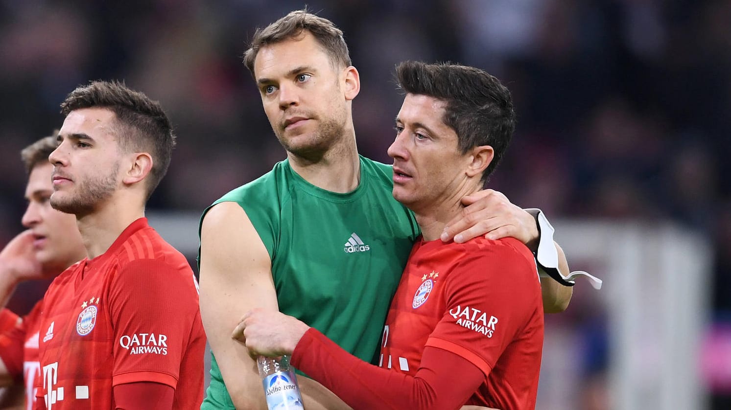 Manuel Neuer nimmt Robert Lewandowski in den Arm.