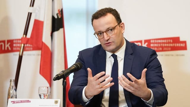 Jens Spahn (CDU), Bundesgesundheitsminister, gibt nach der Gesundheitsministerkonferenz (GMK) der Länder einer Pressekonferenz.