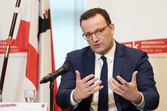 Jens Spahn (CDU), Bundesgesundheitsminister, gibt nach der Gesundheitsministerkonferenz (GMK) der Länder einer Pressekonferenz.