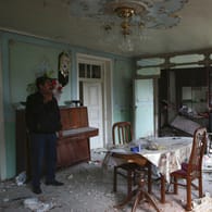 Aserbaidschan, Tartar: Ein Mann steht in einem verwüsteten Raum, der angeblich während der Kämpfe um die Region Berg-Karabach durch kürzliche Bombardierungen beschädigt wurde.