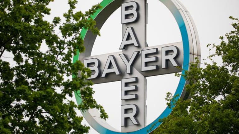 Das Bayer-Logo (Symbolbild): Der Pharmakonzern will in der Corona-Krise noch stärker sparen.
