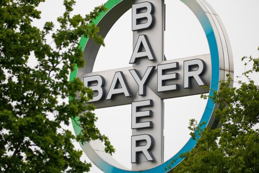 Das Bayer-Logo (Symbolbild): Der Pharmakonzern will in der Corona-Krise noch stärker sparen.