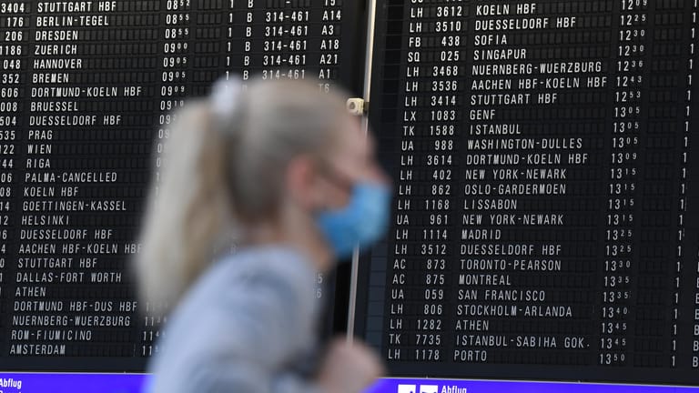 Eine Frau steht im Frankfurter Flughafen in der Abflughalle: Die Bundesregierung hat eine Reisewarnung für Belgien ausgesprochen.
