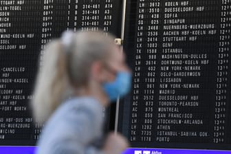 Eine Frau steht im Frankfurter Flughafen in der Abflughalle: Die Bundesregierung hat eine Reisewarnung für Belgien ausgesprochen.