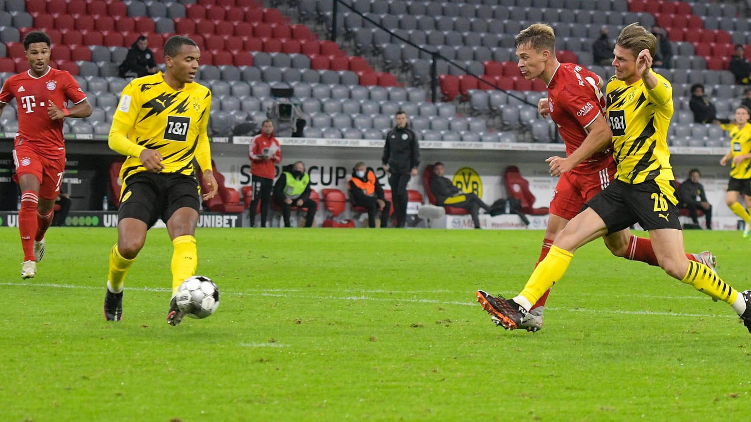 Szene im Supercup zwischen Bayern und Dortmund: Zu Spielbeginn sorgten Geräusche von außerhalb des Stadions für Diskussionen.