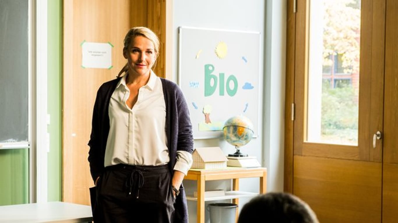 Fritzie (Tanja Wedhorn) vermittelt ihren Schülerinnen und Schülern im Fach Biologie auch Werte, vor allem Menschlichkeit und Naturschutz.