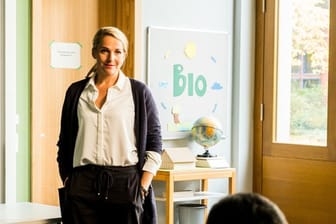 Fritzie (Tanja Wedhorn) vermittelt ihren Schülerinnen und Schülern im Fach Biologie auch Werte, vor allem Menschlichkeit und Naturschutz.
