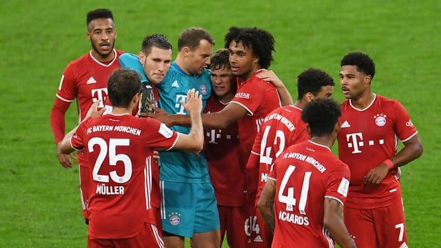 Die Münchner Mannschaft um Kapitän Manuel Neuer feiert den hart erkämpften 3:2 Sieg. Die Münchner Mannschaft um Kapitän Manuel Neuer feiert den hart erkämpften 3:2 Sieg.
