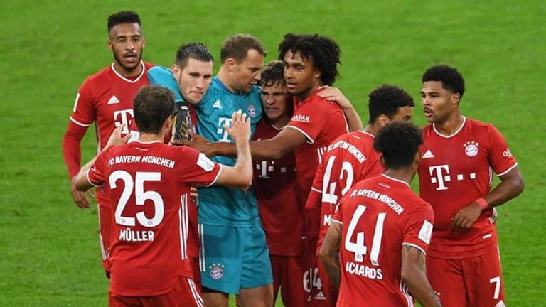 Die Münchner Mannschaft um Kapitän Manuel Neuer feiert den hart erkämpften 3:2 Sieg.