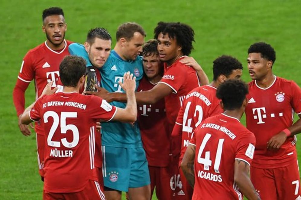 Die Münchner Mannschaft um Kapitän Manuel Neuer feiert den hart erkämpften 3:2 Sieg.