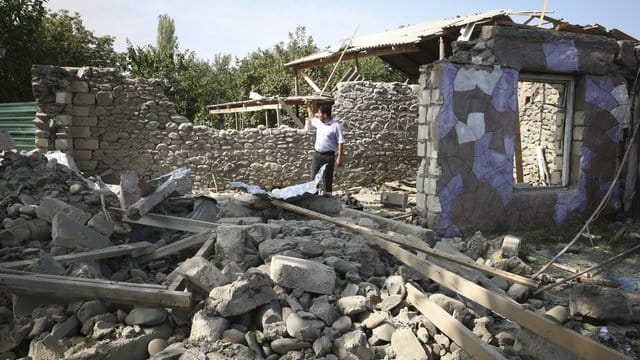 Konflikt in der Region Berg-Karabach: Ein Mann steht in den Ruinen seines Hauses. Konflikt in der Region Berg-Karabach: Ein Mann steht in den Ruinen seines Hauses.
