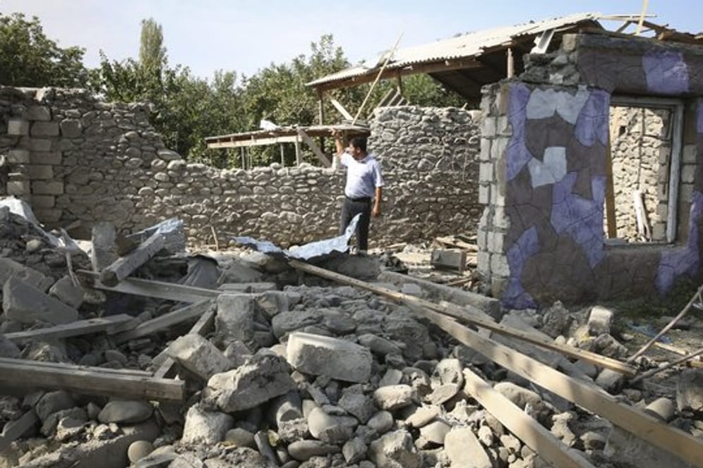 Konflikt in der Region Berg-Karabach: Ein Mann steht in den Ruinen seines Hauses.