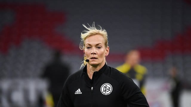 Schiedsrichterin Bibiana Steinhaus steht im Stadion