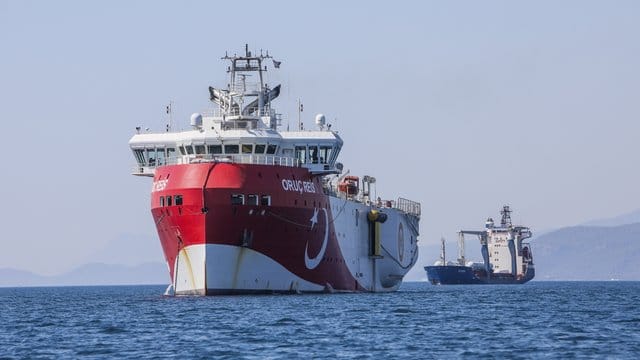 Ein türkische Forschungsschiff ankert im Mittelmeer - Zypern fordert von der EU Strafmaßnahmen gegen die Türkei. Ein türkische Forschungsschiff ankert im Mittelmeer - Zypern fordert von der EU Strafmaßnahmen gegen die Türkei.