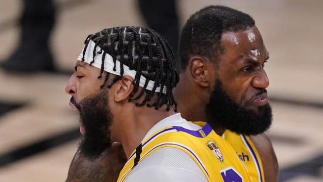 Lakers-Spieler LeBron James (r) und Anthony Davis gewinnen deutlich gegen Miami Heat. Lakers-Spieler LeBron James (r) und Anthony Davis gewinnen deutlich gegen Miami Heat.