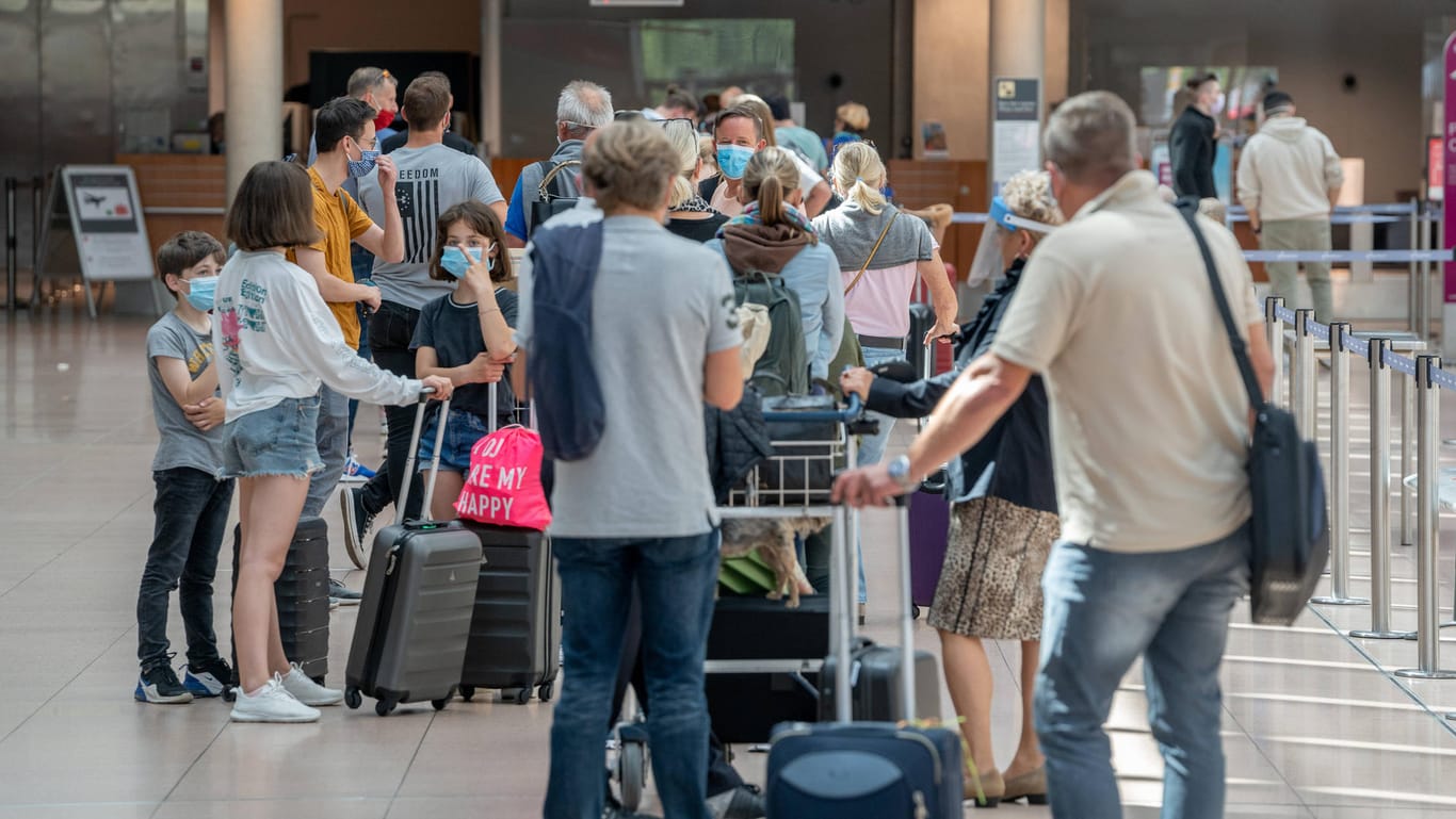 Menschen stehen am Hamburger Flughafen in der Schlange (Symbolbild): In den Herbstferien wollen viele verreisen.