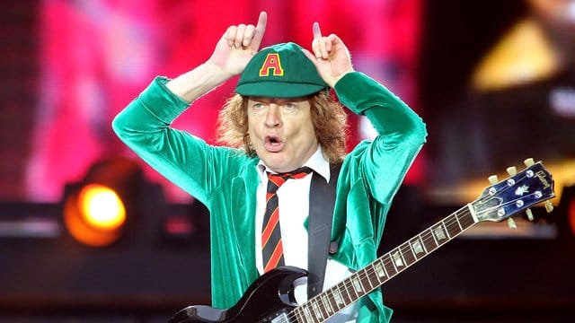 Angus Young hat seine Schuluniform noch nicht eingemottet.