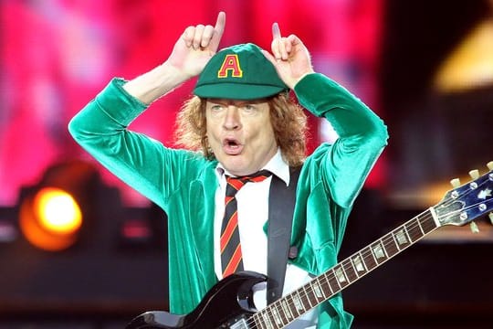 Angus Young hat seine Schuluniform noch nicht eingemottet.