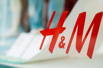 Das H&M-Logo auf einem Schaufenster (Symbolbild): Die Corona-Pandemie hat die Modeindustrie hart getroffen.