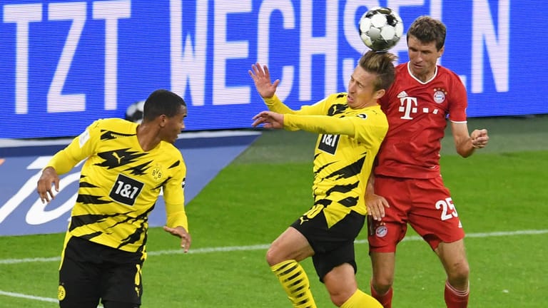 Bayern München gegen Borussia Dortmund in der Allianz Arena. Thomas Müller vom FC Bayern (r) köpft dem Ball neben Felix Passlak (M) und Manuel Akanji zum 2:0 ein.