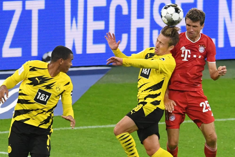 Bayern München gegen Borussia Dortmund in der Allianz Arena. Thomas Müller vom FC Bayern (r) köpft dem Ball neben Felix Passlak (M) und Manuel Akanji zum 2:0 ein.