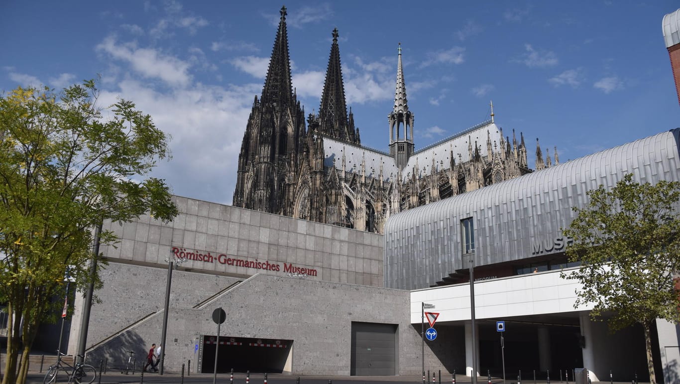 Der Kölner Dom im Vordergrund das römisch Germanische Museum und das Museum Ludwig mit Filmforum (Symbolbild): Am ersten Donnerstag im Monat können Kölnerinnen und Kölner kostenlos die städtischen Museen besuchen.