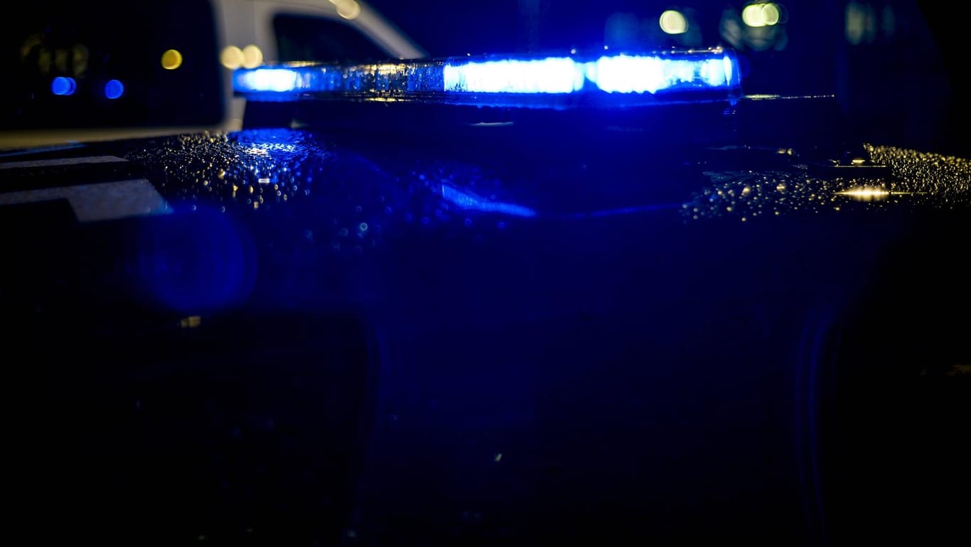 Polizeiwagen mit Blaulicht: In Hannover stoppte die Polizei einen sturzbetrunkenen Autofahrer. (Symbolfoto)