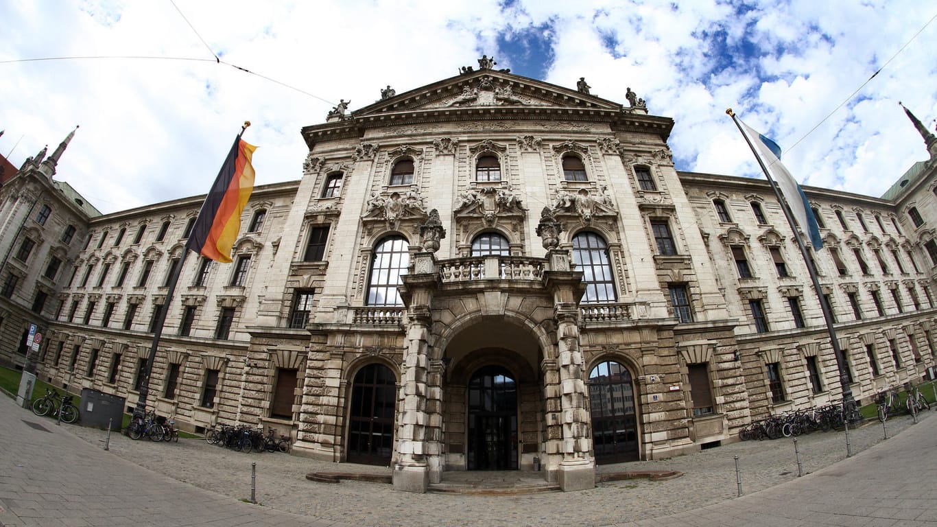 Justizpalast mit Landgericht München I (Symbolbild): Ein Wirt in München hat die Klage gegen seine Versicherung gewonnen und bekommt nun eine Million Euro Schadensersatz.