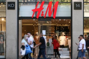 H&M-Filiale (Symbolbild): Das Unternehmen muss ein Millionenbußgeld zahlen.