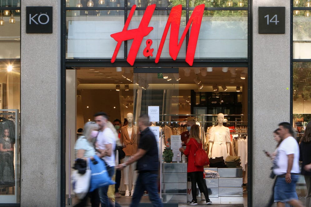 H&M-Filiale (Symbolbild): Das Unternehmen muss ein Millionenbußgeld zahlen.