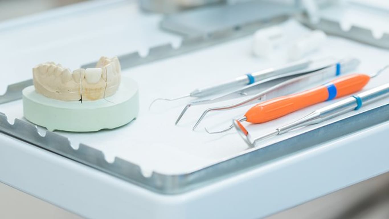 Manchen wird beim Anblick der Zahnarzt-Werkzeuge mulmig - dennoch ist es ratsam, zumindest einmal im Jahr zur Vorsorge zu gehen.