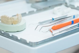 Manchen wird beim Anblick der Zahnarzt-Werkzeuge mulmig - dennoch ist es ratsam, zumindest einmal im Jahr zur Vorsorge zu gehen.