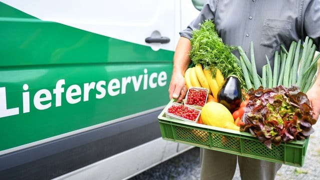 In der Corona-Krise lassen sich mehr Verbaucher die Lebensmittel nach Hause liefern. In der Corona-Krise lassen sich mehr Verbaucher die Lebensmittel nach Hause liefern.