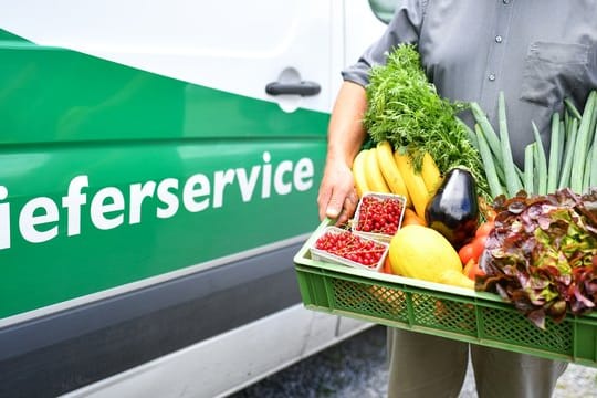 In der Corona-Krise lassen sich mehr Verbaucher die Lebensmittel nach Hause liefern. In der Corona-Krise lassen sich mehr Verbaucher die Lebensmittel nach Hause liefern.
