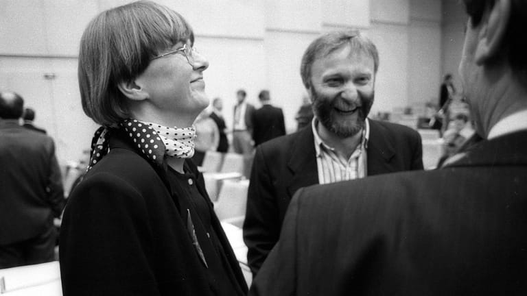 Marianne Birthler und Werner Schulze 1990 anlässlich der konstituierenden Sitzung der Volkskammer in Berlin: "Für viele (…) bei den West-Grünen war es schwer vorstellbar, dass man mit Leuten, die im Widerstand gegen einen linken Staat waren, paktierte", sagte Birthler später.