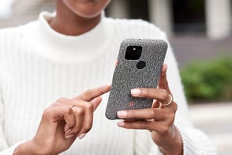 Eine Frau hält ein Pixel-Smartphone von Google in den Händen.