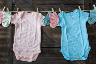 Ein rosa und ein blauer Strampler: Viele werdende Eltern machen das Geschlecht ihres Babys anhand von Farben deutlich.