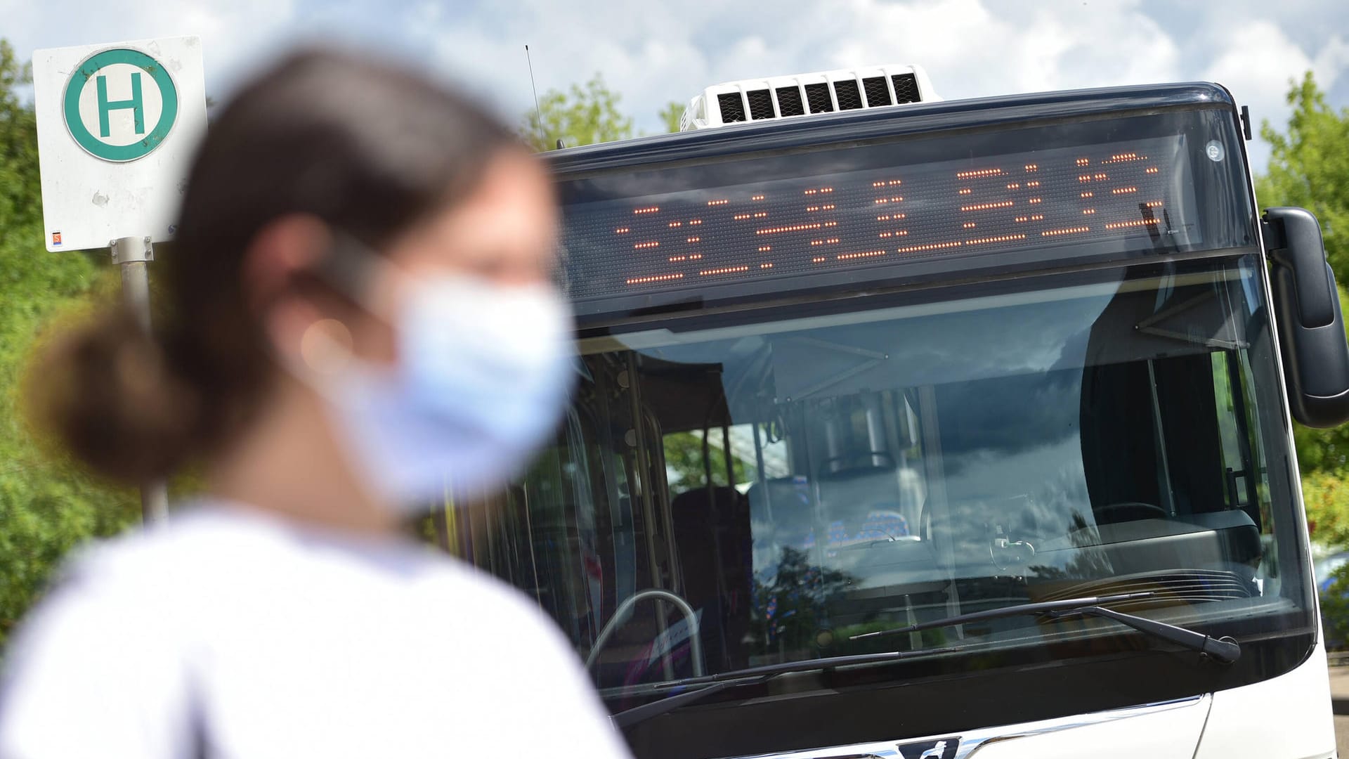 Zwischenfall im Schulbus: Eine 13-Jährige kollabierte in der Pfalz auf dem Weg aus der Schule und starb im Krankenhaus. Seither werden falsche und nicht überprüfbare Meldungen über tote Kinder durch das Maskentragen verbreitet. Es gibt bisher keinen bestätigten Fall, und Experten halten ein solches Szenario auch für sehr unwahrscheinlich. (Symbolfoto)