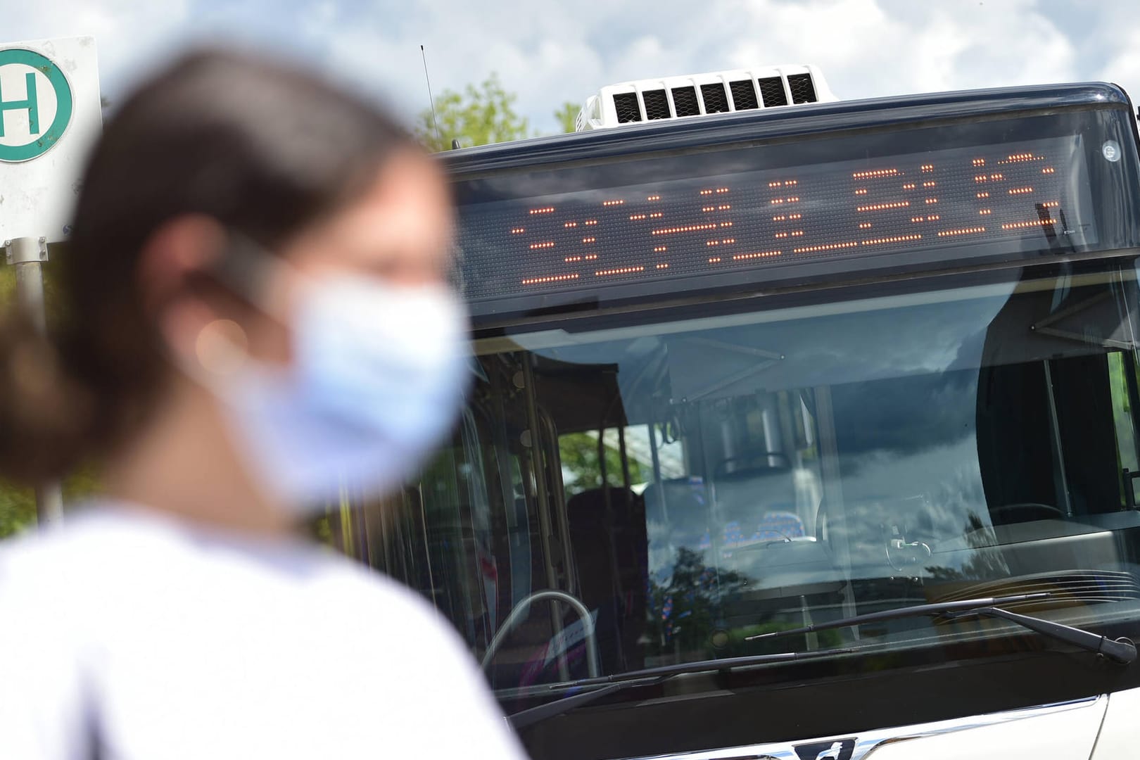 Zwischenfall im Schulbus: Eine 13-Jährige kollabierte in der Pfalz auf dem Weg aus der Schule und starb im Krankenhaus. Seither werden falsche und nicht überprüfbare Meldungen über tote Kinder durch das Maskentragen verbreitet. Es gibt bisher keinen bestätigten Fall, und Experten halten ein solches Szenario auch für sehr unwahrscheinlich. (Symbolfoto)