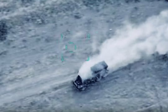 Ein Mehrfachraketenwerfer der armenischen Armee in Berg-Karabach, der während Kämpfe von den aserbaidschanischen Streitkräften zerstört wird.