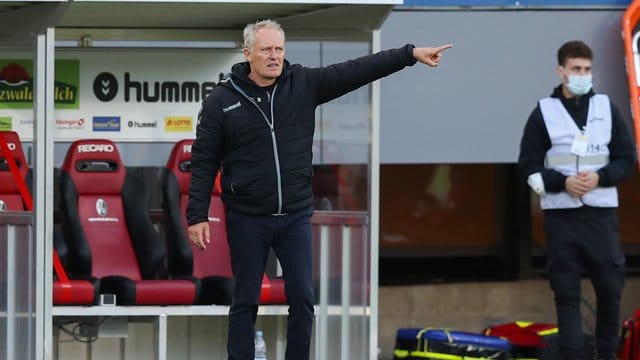 Freiburgs Trainer Christian Streich muss mit seinem Team gegen den BVB ran.